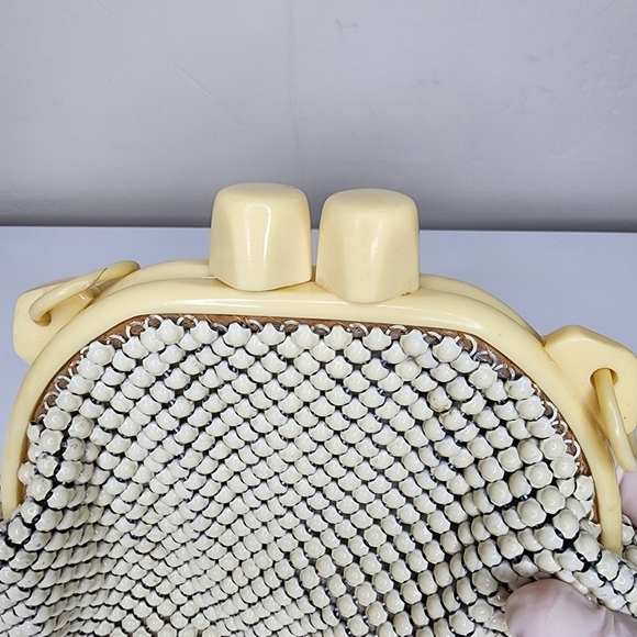 Vintage 40's Alumesh Whiting & Davis Co. Mesh Purse w/Bakelite Frame and Closure - Picture 6 of 11